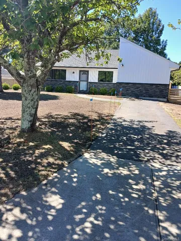 $579,990 | 4 Mercury Avenue, East Patchogue, NY 11772