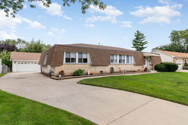 $399,000 | 100 Des Plaines Lane, Hoffman Estates, IL 60169