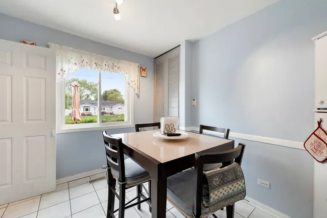 $399,000 | 100 Des Plaines Lane, Hoffman Estates, IL 60169