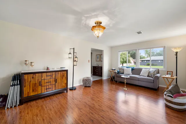 $399,000 | 100 Des Plaines Lane, Hoffman Estates, IL 60169