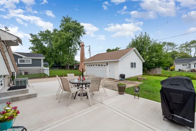 $399,000 | 100 Des Plaines Lane, Hoffman Estates, IL 60169