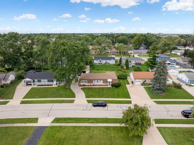 $399,000 | 100 Des Plaines Lane, Hoffman Estates, IL 60169