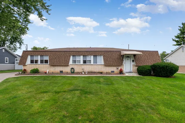 $399,000 | 100 Des Plaines Lane, Hoffman Estates, IL 60169