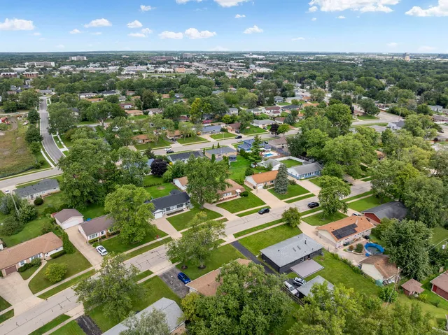 $399,000 | 100 Des Plaines Lane, Hoffman Estates, IL 60169