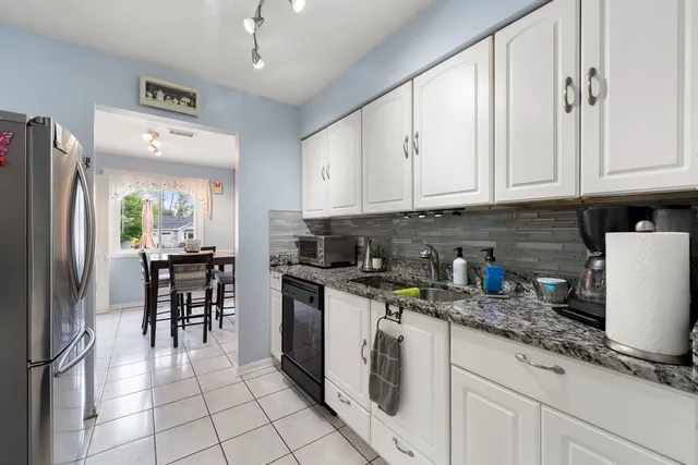 $399,000 | 100 Des Plaines Lane, Hoffman Estates, IL 60169