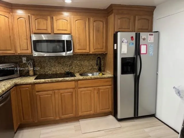 $3,200 | 5401 Collins Avenue, Unit 814, Miami Beach, FL 33140