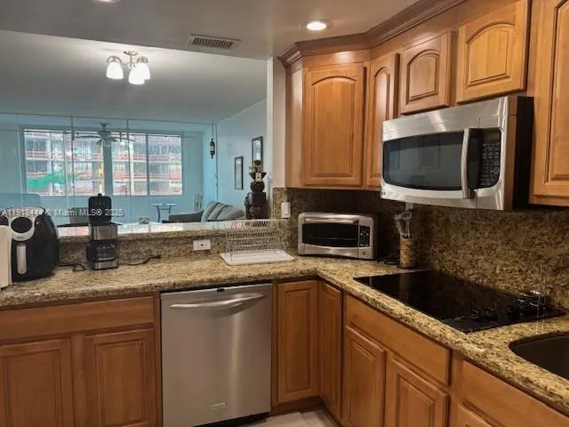 $3,200 | 5401 Collins Avenue, Unit 814, Miami Beach, FL 33140