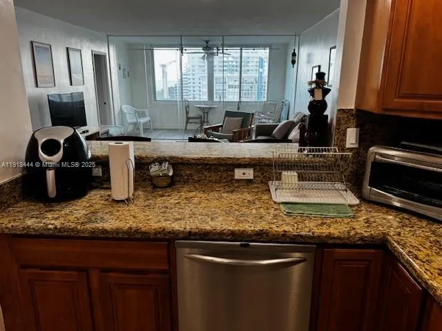 $3,200 | 5401 Collins Avenue, Unit 814, Miami Beach, FL 33140