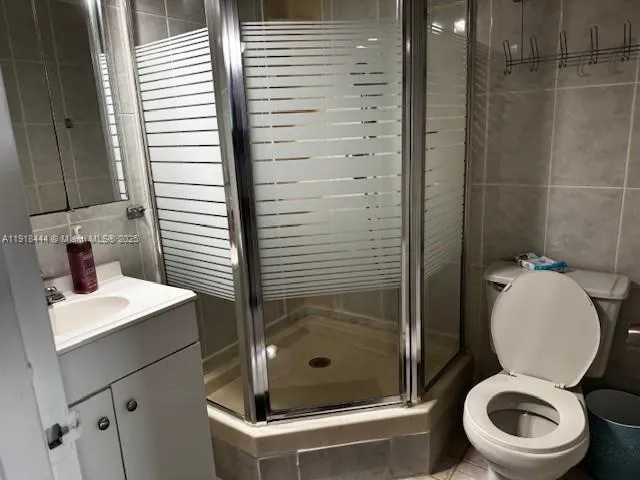 $3,200 | 5401 Collins Avenue, Unit 814, Miami Beach, FL 33140