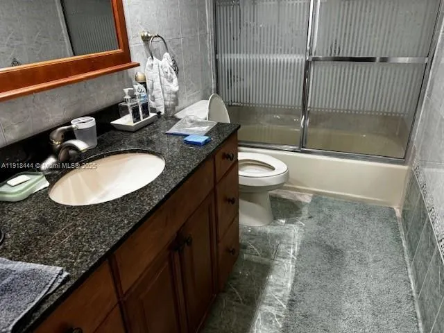 $3,200 | 5401 Collins Avenue, Unit 814, Miami Beach, FL 33140