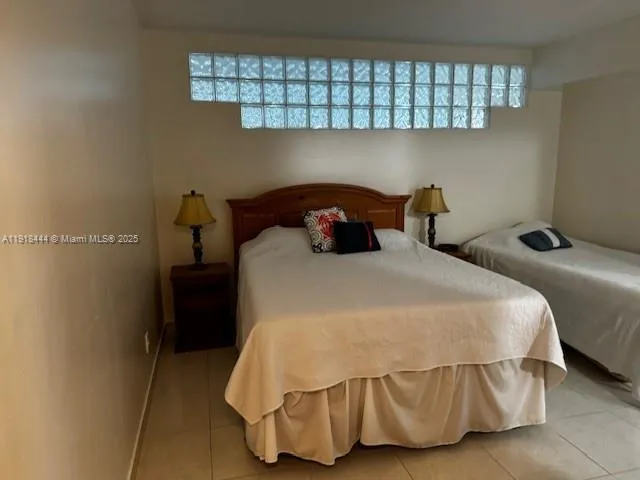 $3,200 | 5401 Collins Avenue, Unit 814, Miami Beach, FL 33140