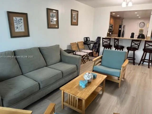 $3,200 | 5401 Collins Avenue, Unit 814, Miami Beach, FL 33140