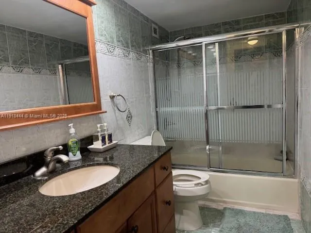 $3,200 | 5401 Collins Avenue, Unit 814, Miami Beach, FL 33140