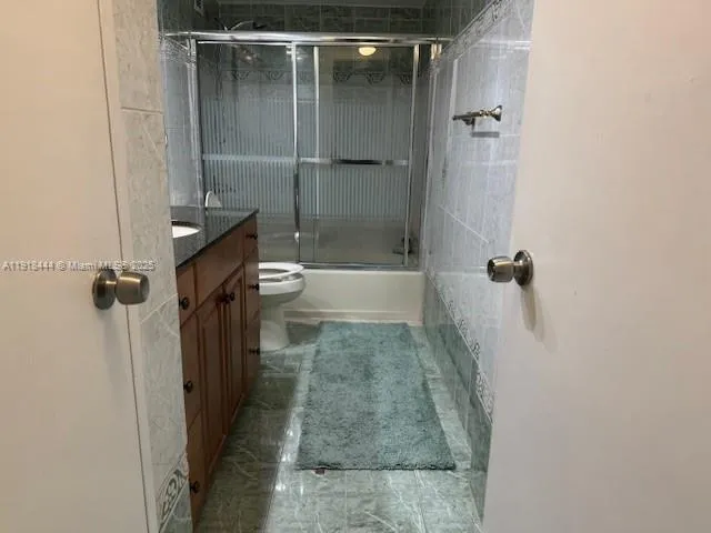 $3,200 | 5401 Collins Avenue, Unit 814, Miami Beach, FL 33140
