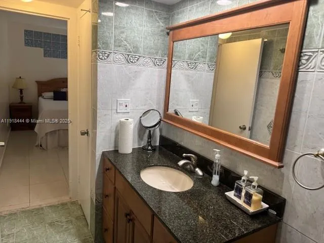 $3,200 | 5401 Collins Avenue, Unit 814, Miami Beach, FL 33140