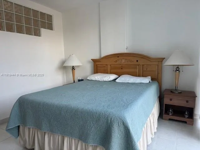 $3,200 | 5401 Collins Avenue, Unit 814, Miami Beach, FL 33140