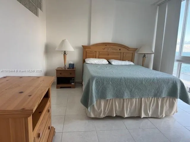 $3,200 | 5401 Collins Avenue, Unit 814, Miami Beach, FL 33140