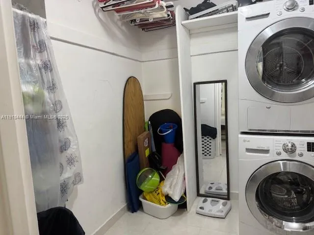 $3,200 | 5401 Collins Avenue, Unit 814, Miami Beach, FL 33140