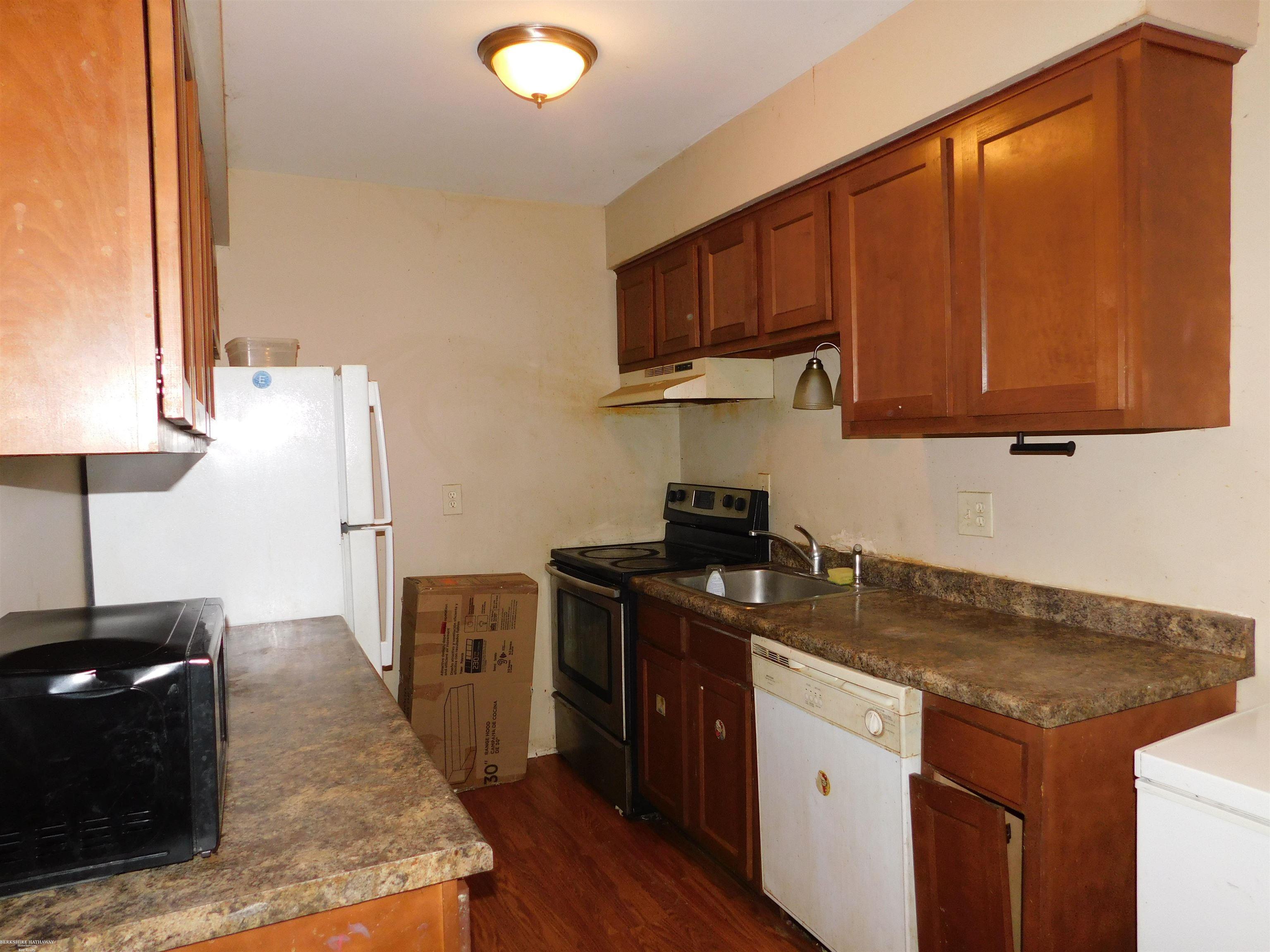 31801 Kelly Road Fraser, MI 48026 - Photo 5 of 9 50158380-88fc6eec-317c-4fda-af00-36fa0a1f4c88.JPG