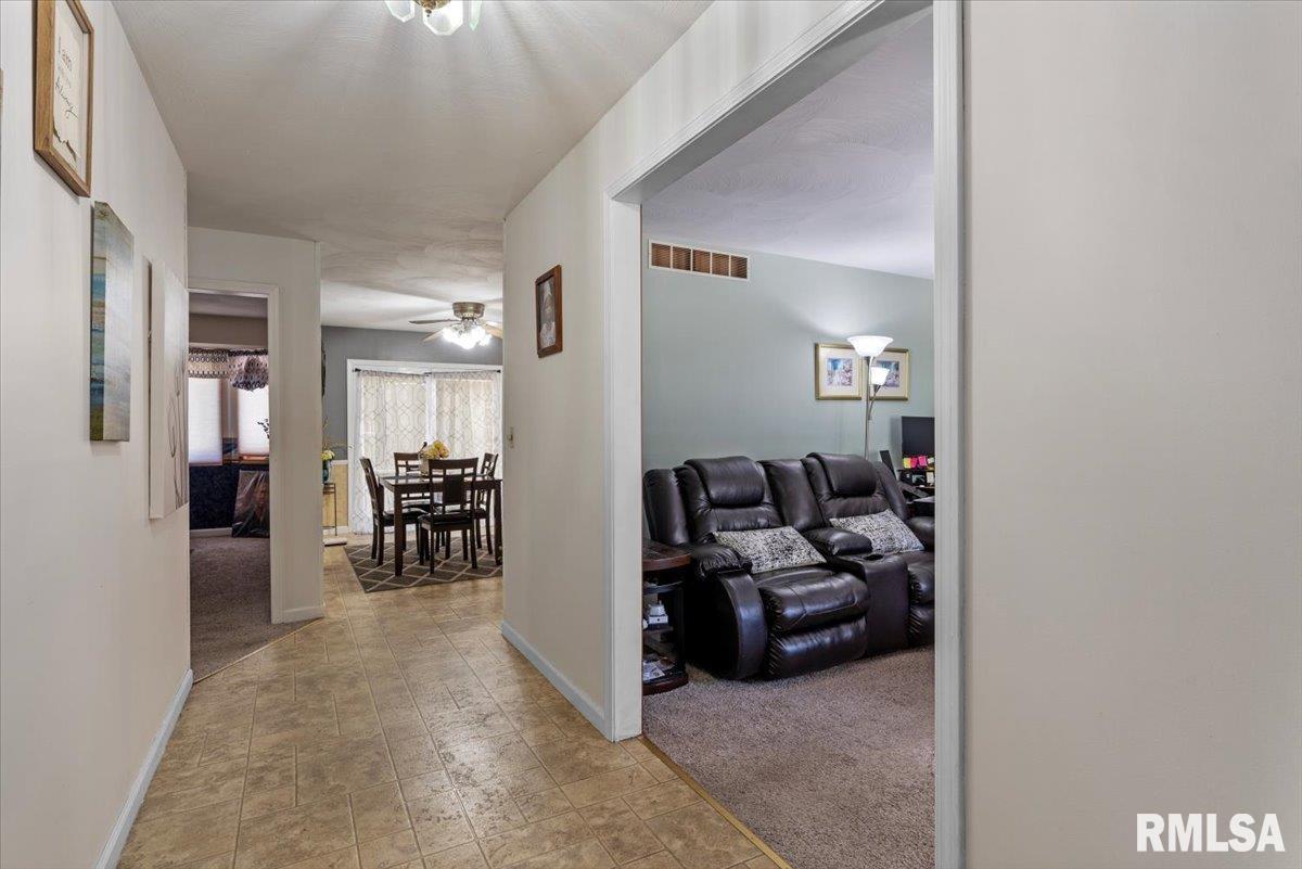 1808 Hunter Ridge Drive Springfield, IL 62704 - Photo 4 of 34 Gallery Image 4