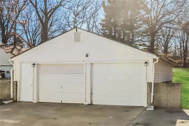 $1,750 | 2403 Northeast Pursell Road, Kansas City, MO 64118