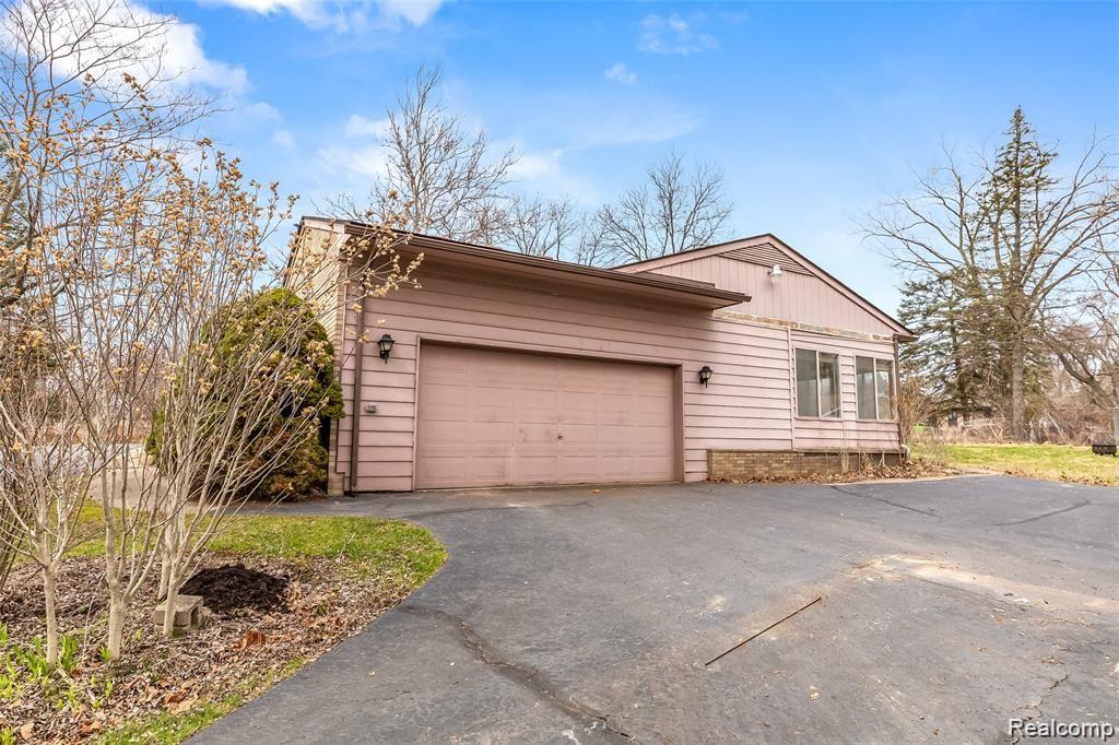 32920 Raphael Road Farmington, MI 48336 - Photo 31 of 50 garage