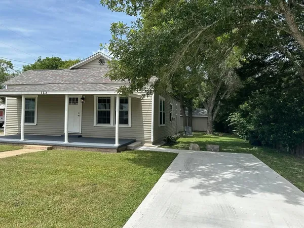$275,000 | 113 North Middle Street, Flatonia, TX 78941