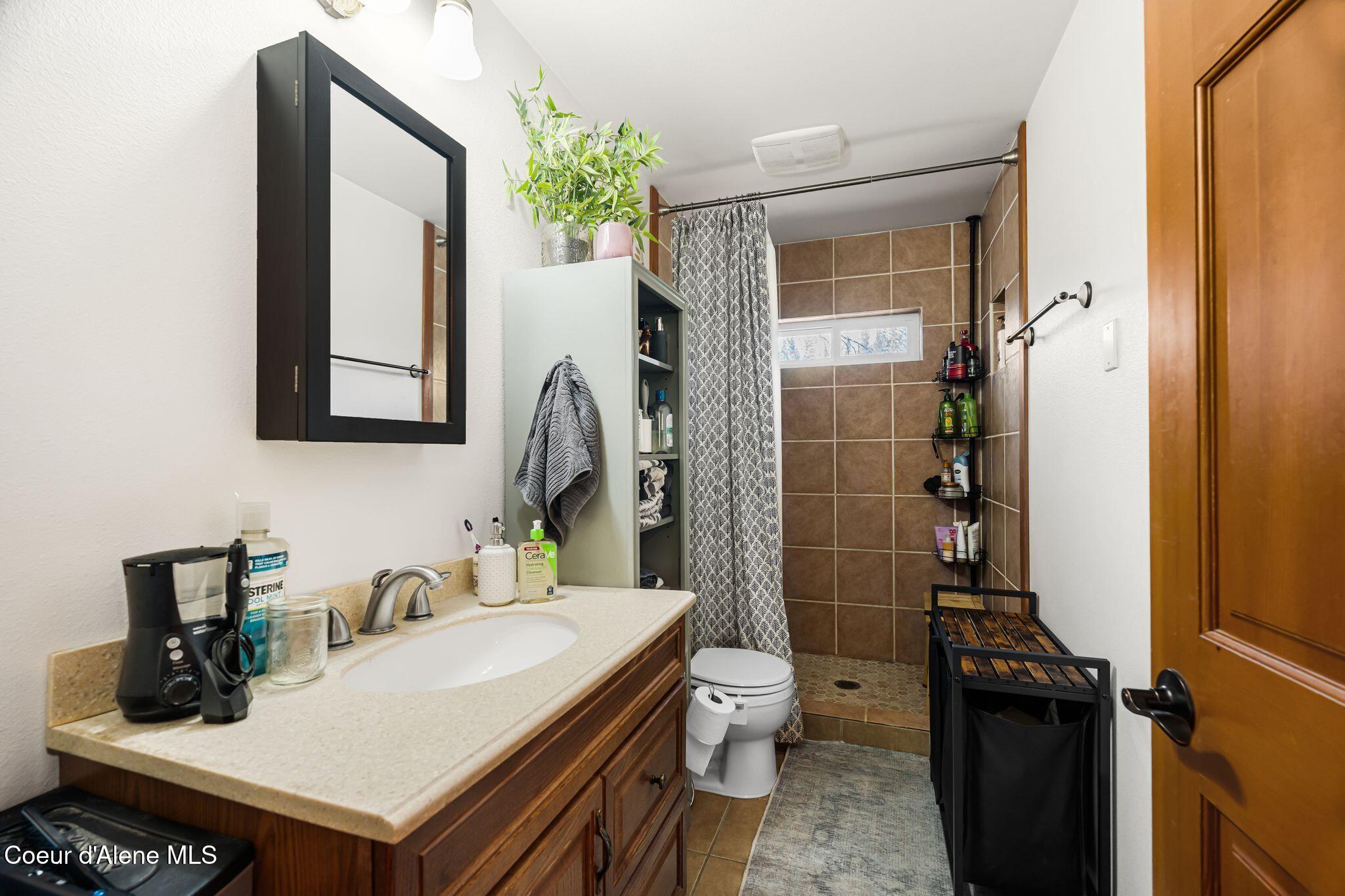 77 Fall Creek Road Naples, ID 83847 - Photo 15 of 41 Bathroom