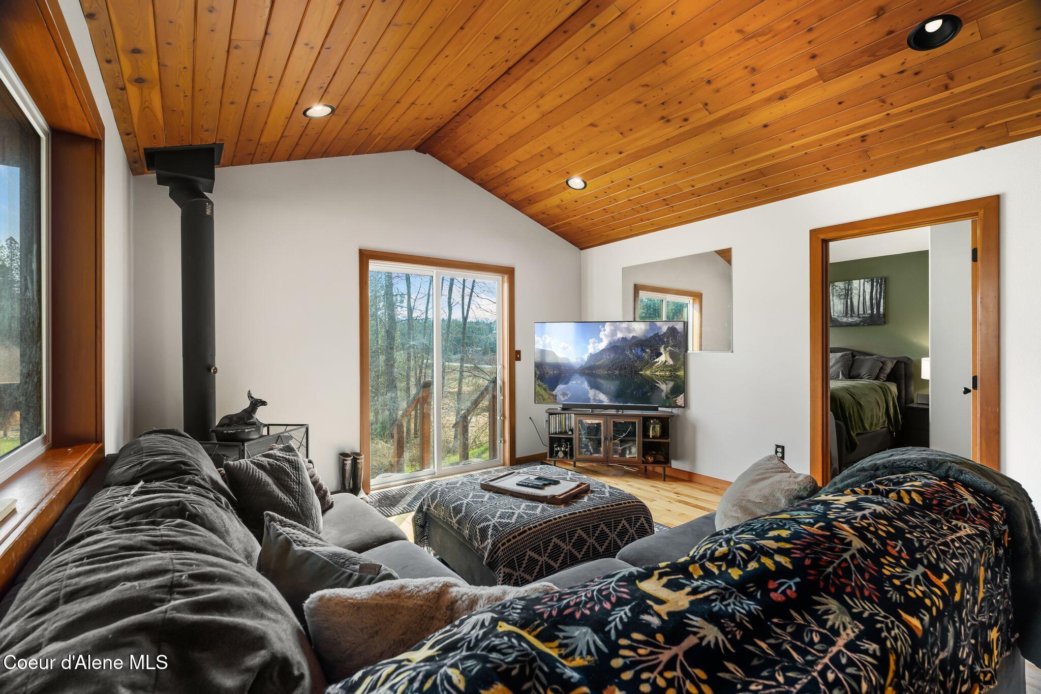 77 Fall Creek Road Naples, ID 83847 - Photo 4 of 41 Living