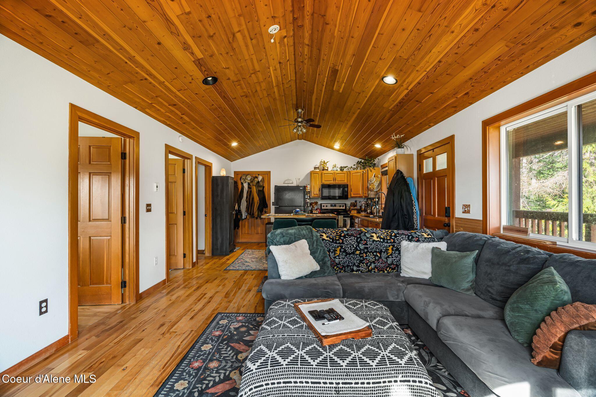 77 Fall Creek Road Naples, ID 83847 - Photo 7 of 41 Living