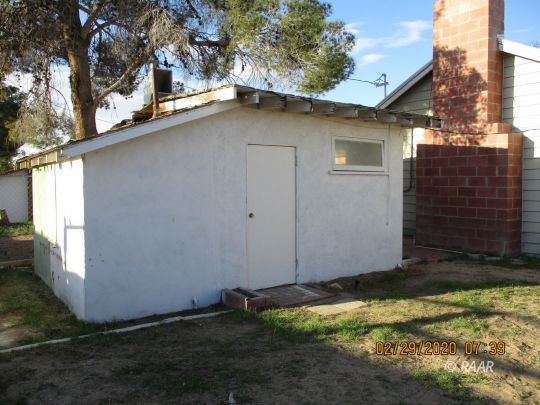 336 North Sanders Street Ridgecrest, CA 93555 - Photo 17 of 18 a backyard of a house