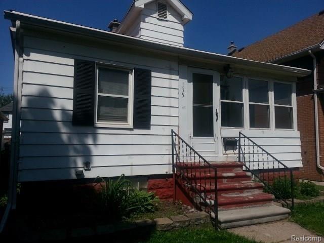 135 Oak Street River Rouge, MI 48218 - Photo 2 of 12 LEFT SIDE (640x480) (640x480).jpg