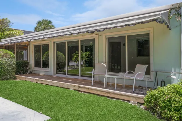 a view of house with backyard