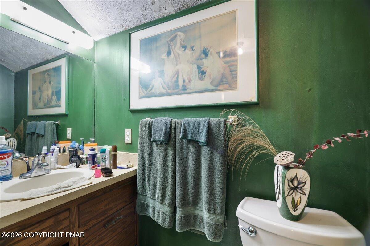 158 Saunders Drive Bushkill, PA 18324 - Photo 26 of 75 25- Primary bathroom