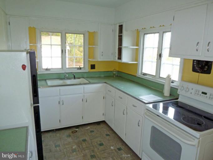 5502 Cassons Neck Road Cambridge, MD 21613 - Photo 11 of 19 Kitchen