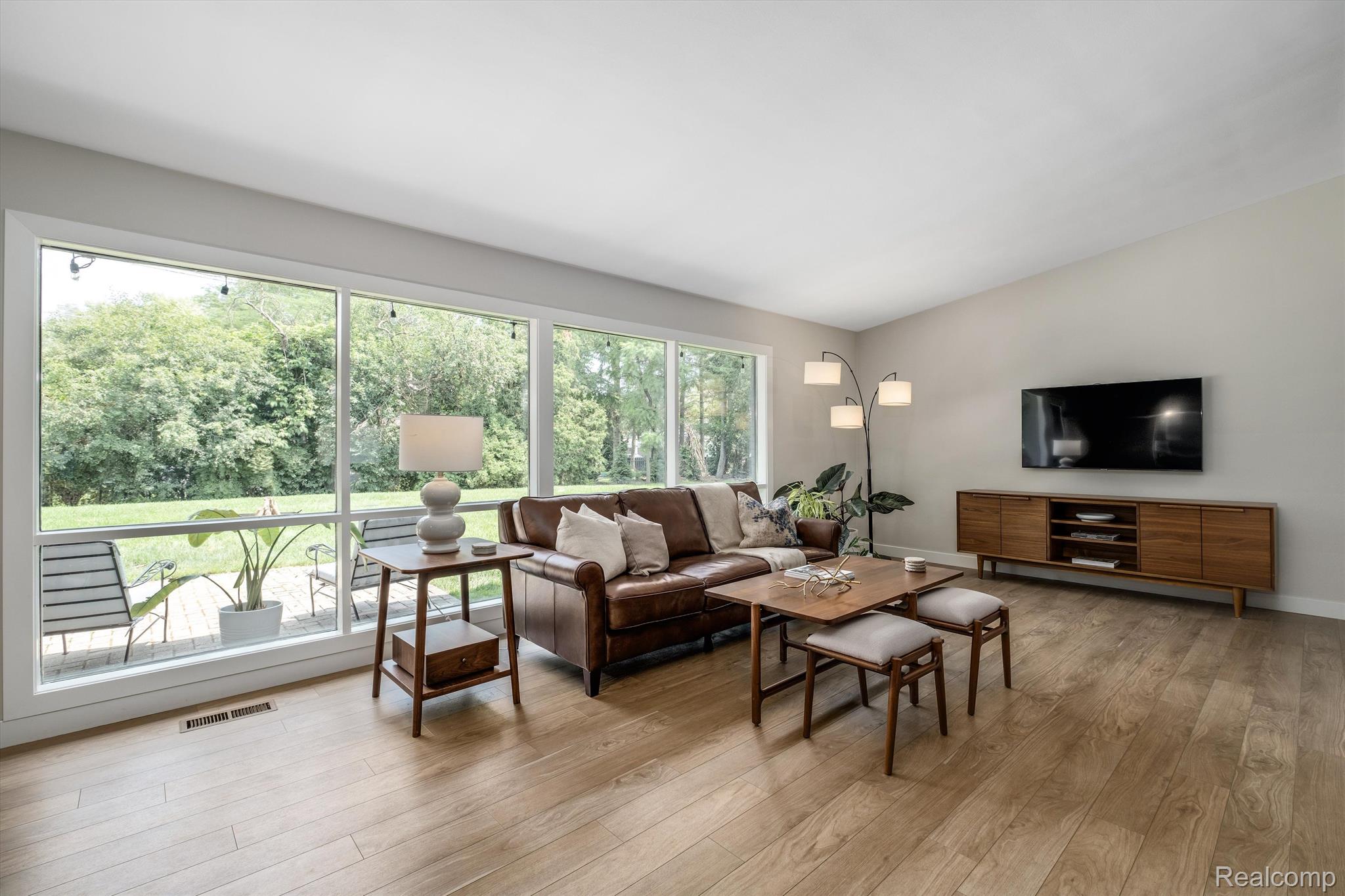 5791 Burnham Road Bloomfield Hills, MI 48302 - Photo 13 of 33 Family Rm w/ wall of windows overlooking backyard