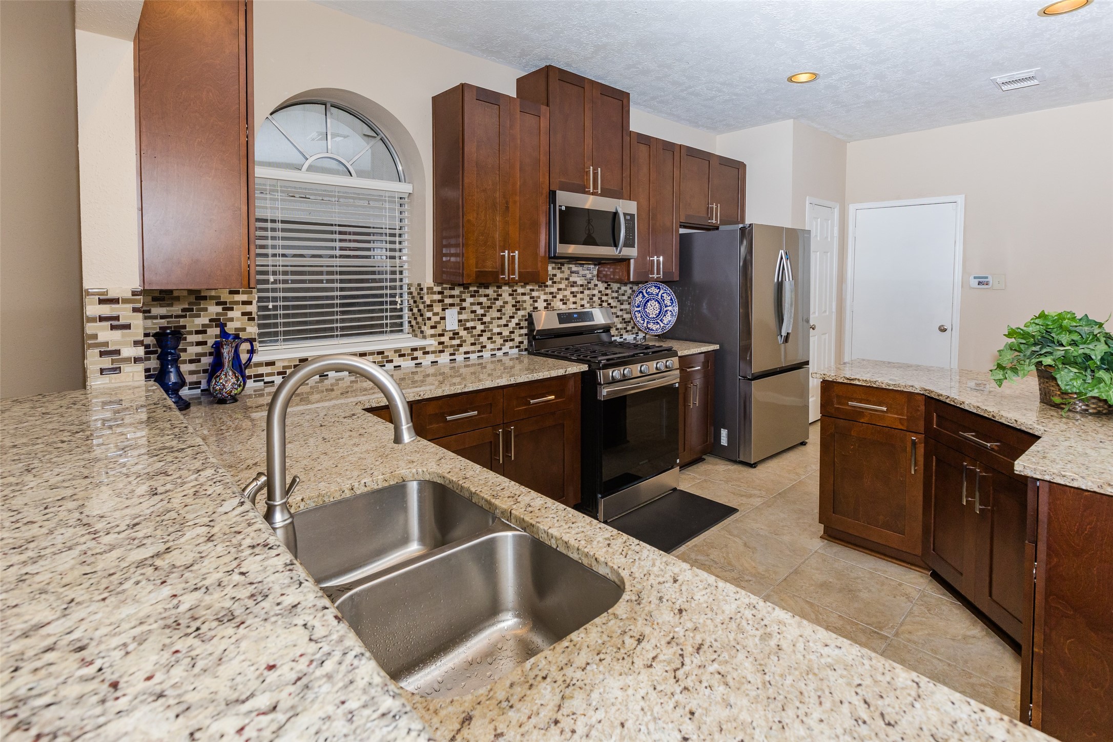 14602 Liscomb Drive Houston, TX 77084 - Photo 5 of 48 Many can work together in this lovely updated kitchen. New appliances.