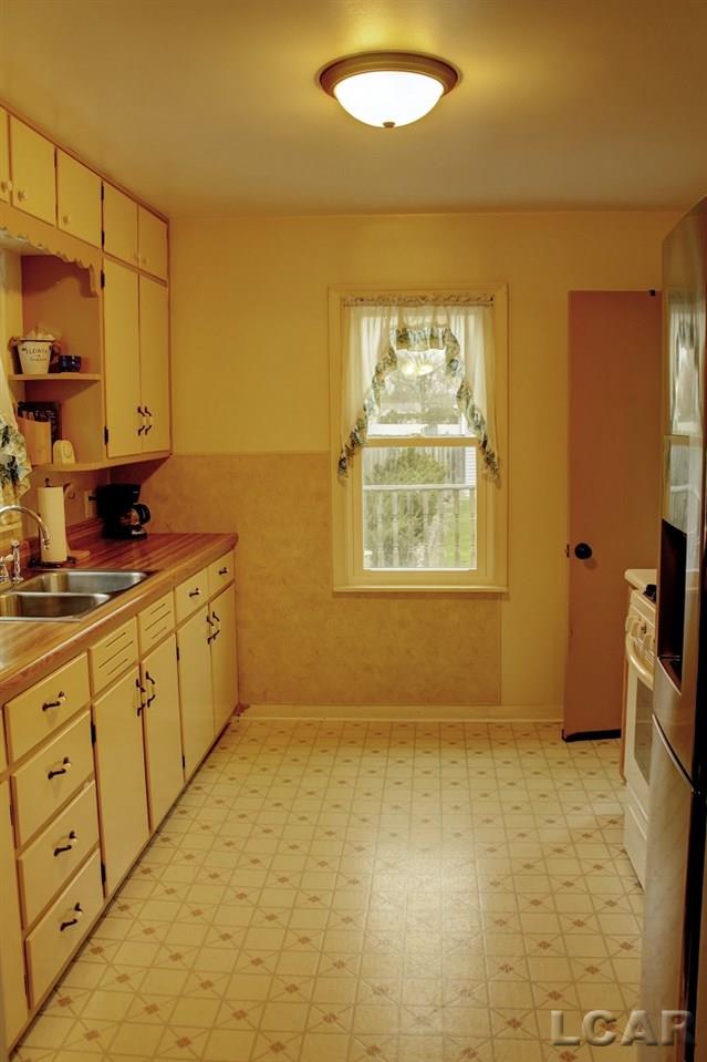 1412 Moore Road Adrian, MI 49221 - Photo 4 of 21