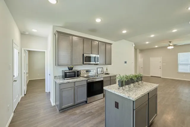 $1,900 | 901 Chickasaw Drive, Conroe, TX 77316