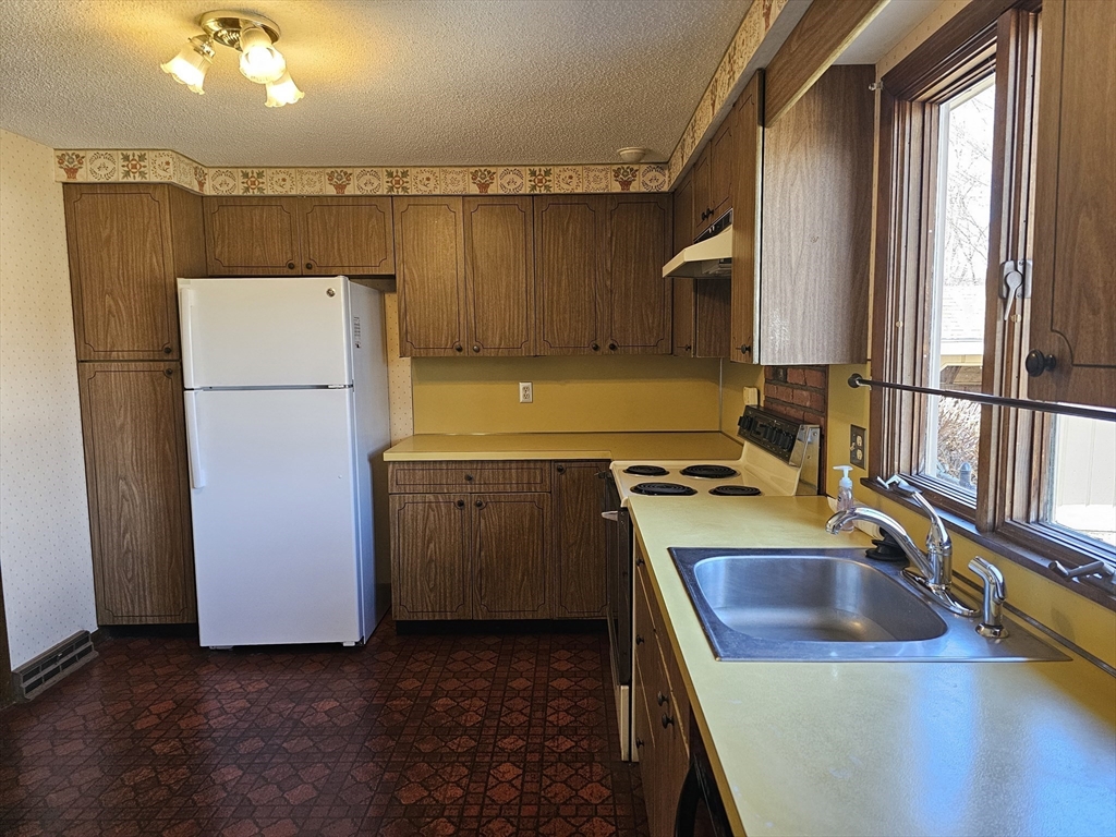 9 Upland Road Holyoke, MA 01040 - Photo 6 of 31 Gallery Image 6