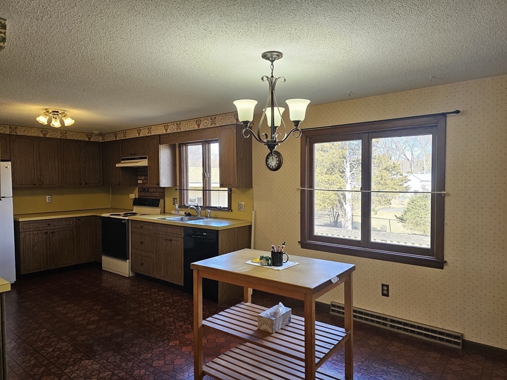 9 Upland Road Holyoke, MA 01040 - Photo 7 of 31 Gallery Image 7