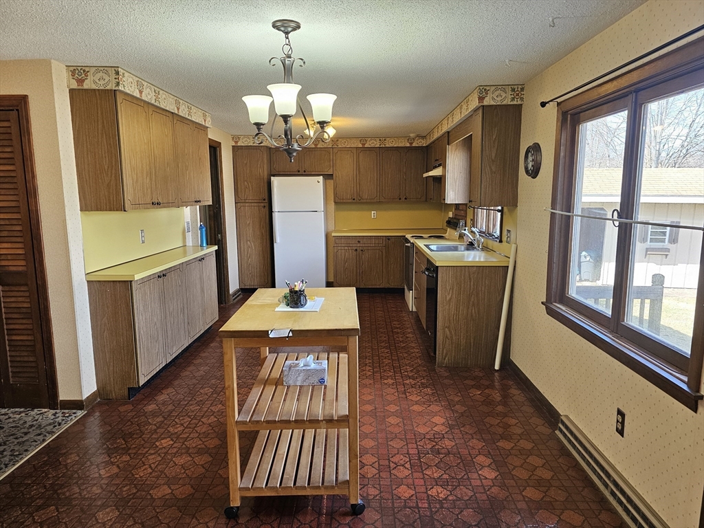 9 Upland Road Holyoke, MA 01040 - Photo 8 of 31 Gallery Image 8
