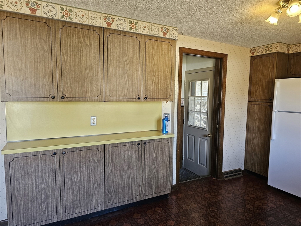 9 Upland Road Holyoke, MA 01040 - Photo 9 of 31 Gallery Image 9