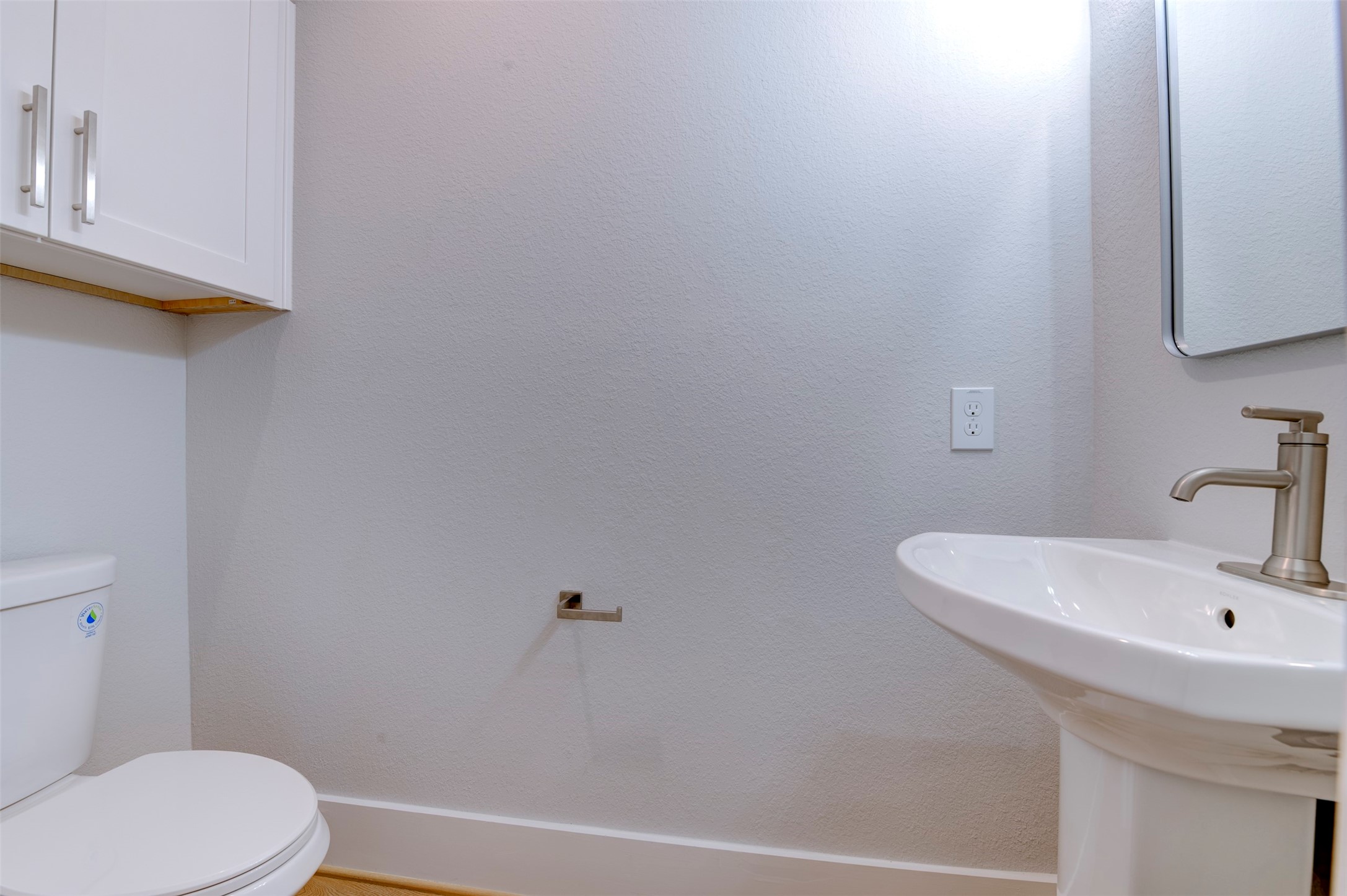 5144 Rosslyn Road Houston, TX 77018 - Photo 4 of 42 Half Bathroom located on the first floor