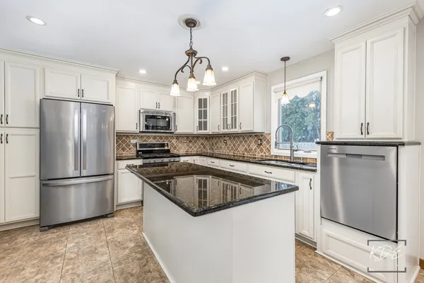 $575,000 | 515 Cimarron Drive West, Aurora, IL 60504