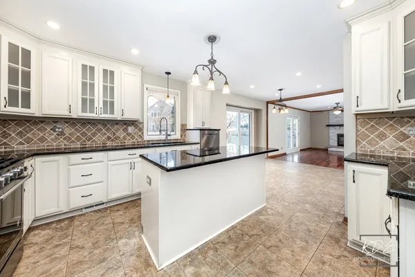 $575,000 | 515 Cimarron Drive West, Aurora, IL 60504