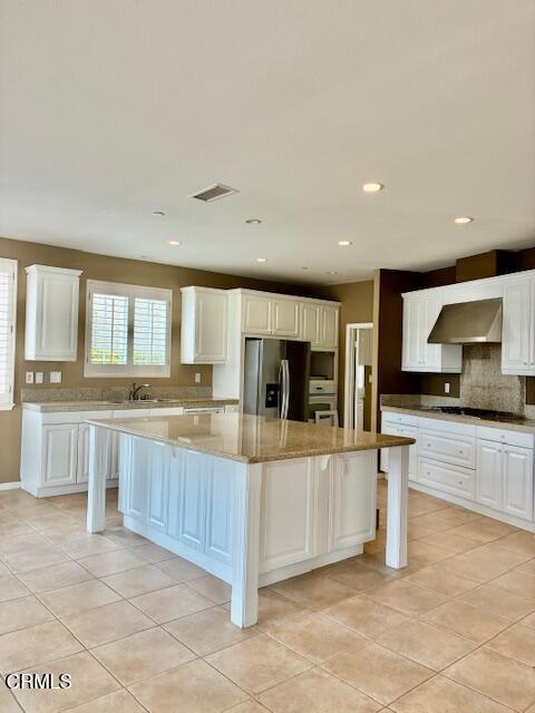 1314 Twin Tides Place Oxnard, CA 93035 - Photo 8 of 23 a large kitchen with a large counter top and stainless steel appliances