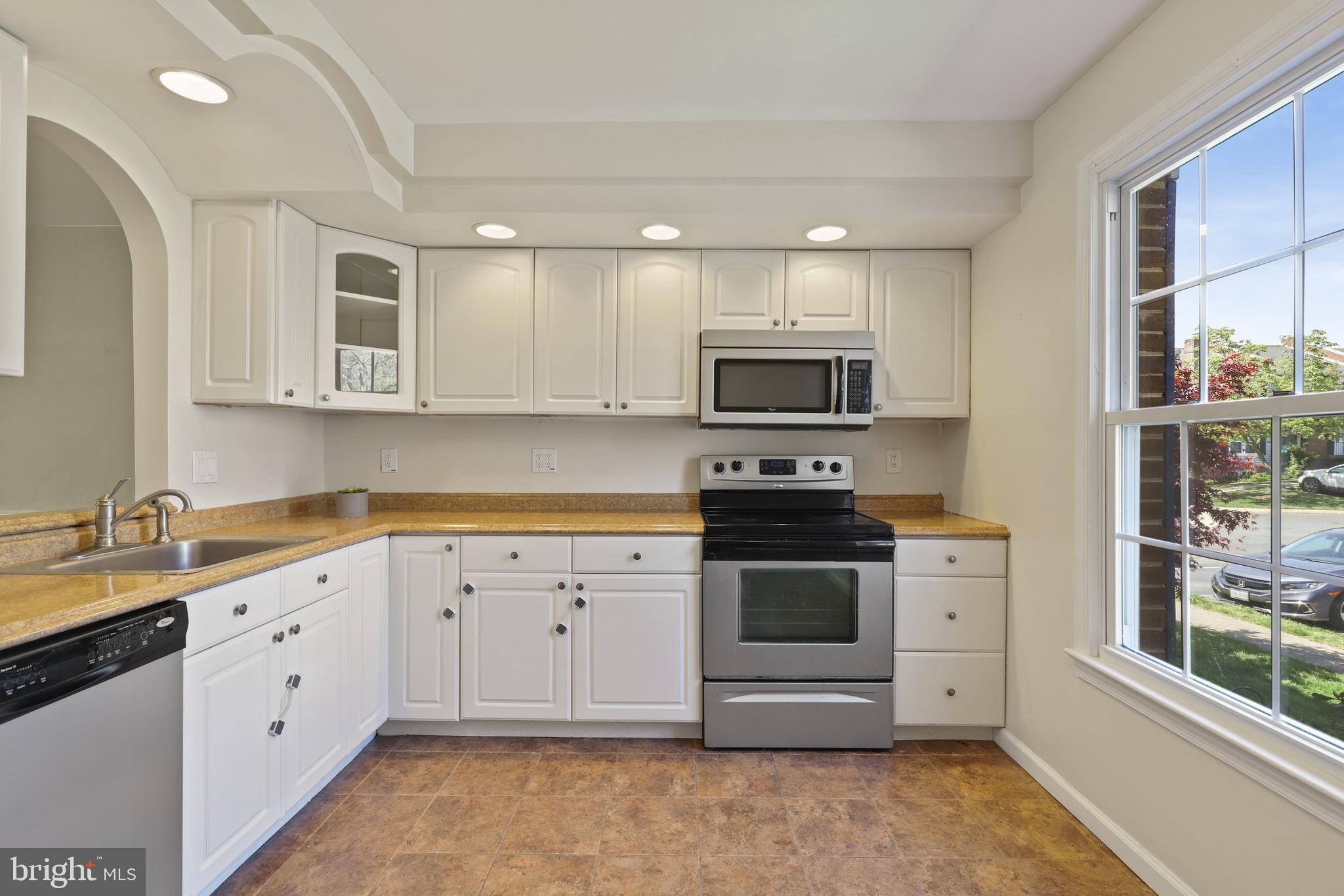 8128 Sleepy View Lane Springfield, VA 22153 - Photo 12 of 35 Gallery Image 12