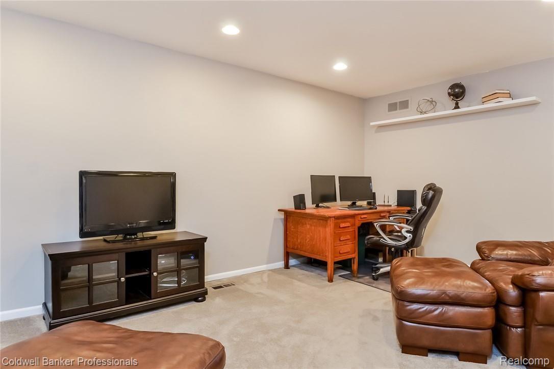 742 East Bluff Court Rochester, MI 48306 - Photo 27 of 60 026-photo-family-room-6656024.jpg