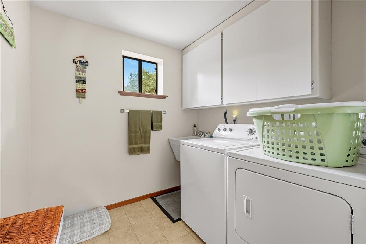 2527 Dynamic Way Rescue, CA 95672 - Photo 22 of 37 a utility room with dryer and washer
